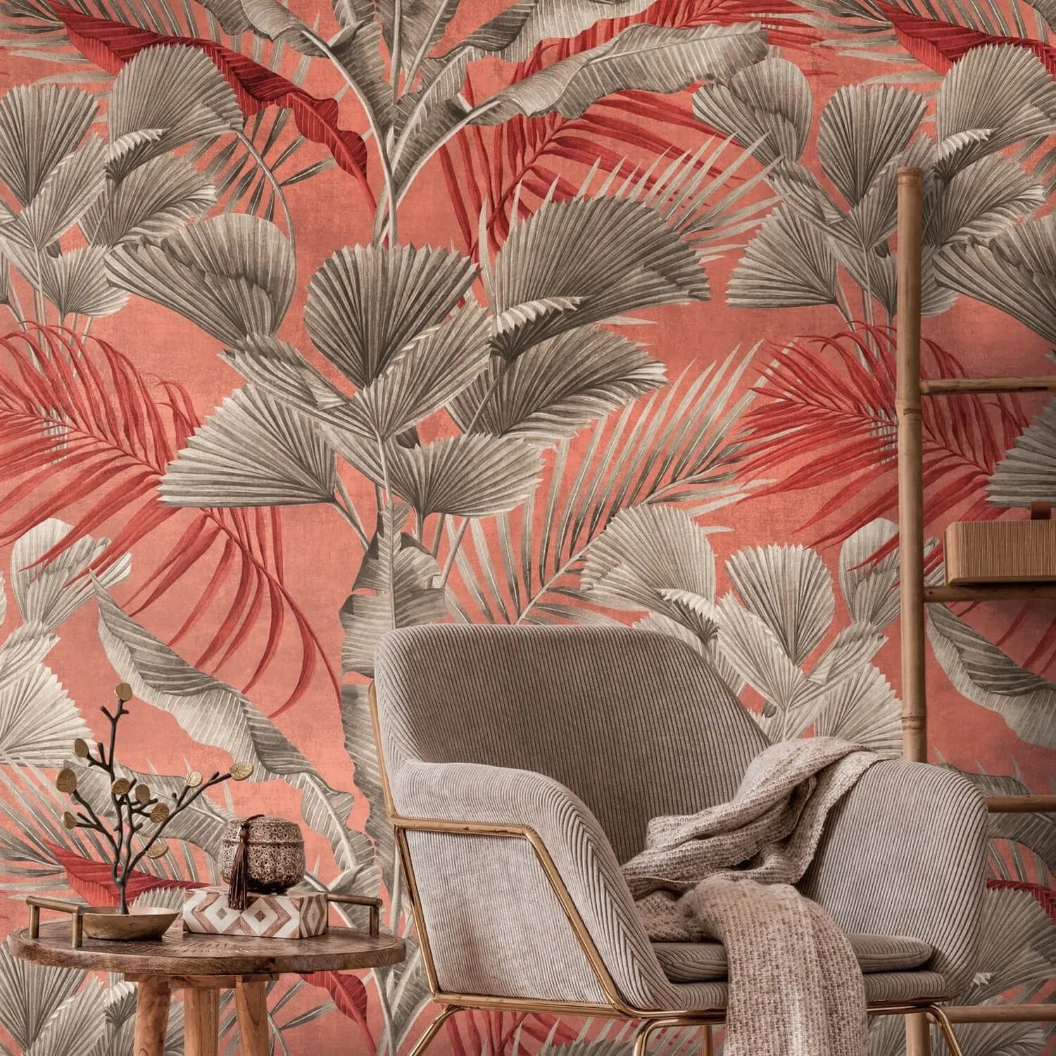 Fototapete Dschungelmotiv in Rosa, Lachsrot und Beige-Grau. Exotische Palmenblätter als Wanddeko.