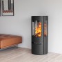 Schwarzer Aduro 22 Kaminofen (5,5 kW) mit Automatik und brennendem Holz im Feuerraum.