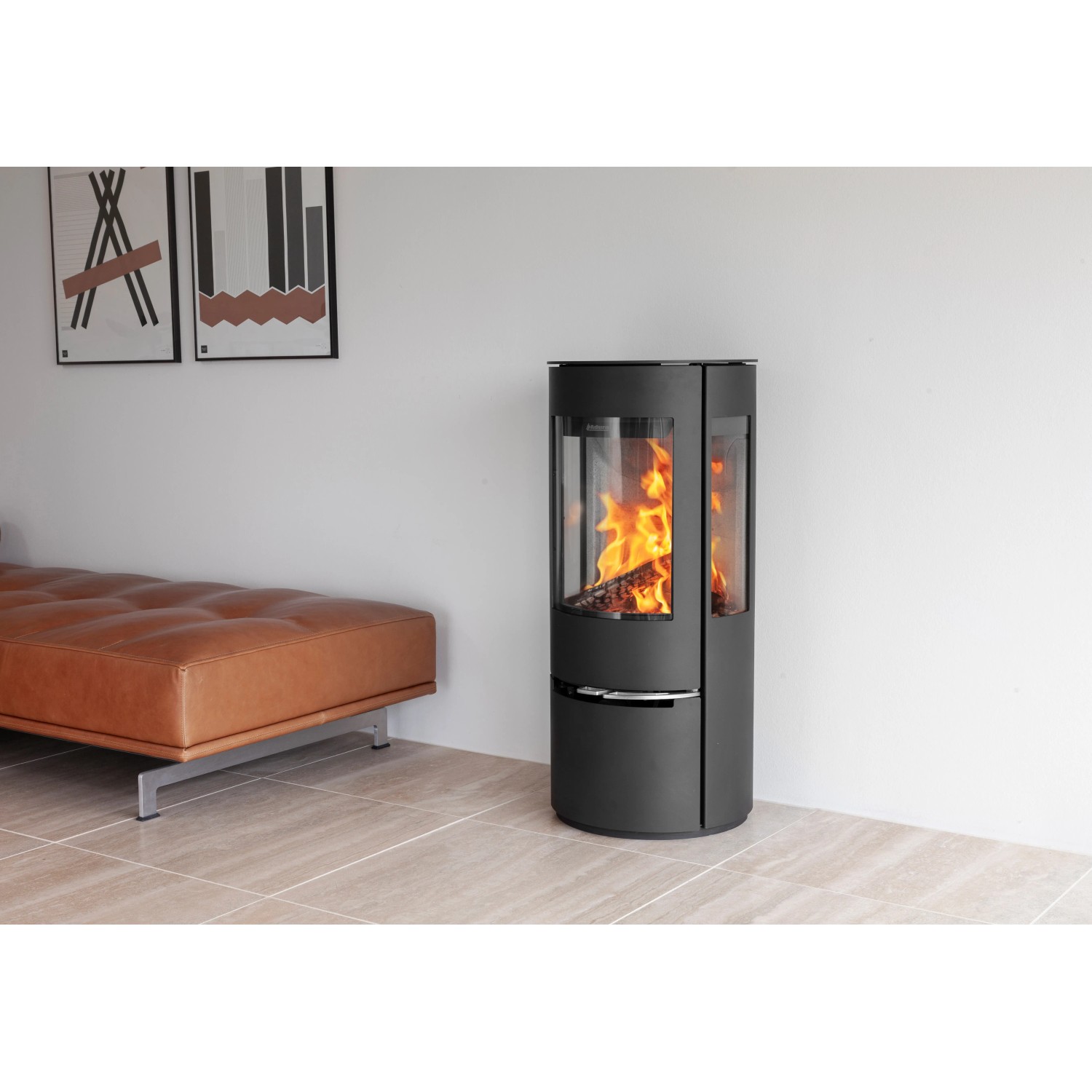 Schwarzer Aduro 22 Kaminofen (5,5 kW) mit Automatik und brennendem Holz im Feuerraum.