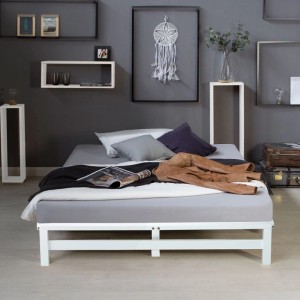 Weißes Palettenbett 140x200 cm aus Kiefernholz mit Lattenrost in modernem Schlafzimmer.