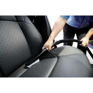 Einhell Polsterbürste weich im Einsatz zur Reinigung eines Autositze.