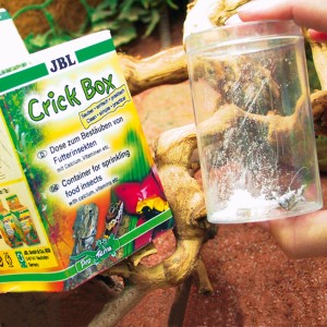 JBL CrickBox Mineralpulver für Futterinsekten in Dose und Schüttelbox.