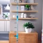 Leifheit Clean Twist Disc Mop Ergo Set mit Teleskopstiel und Eimer vor Wohnkulisse.
