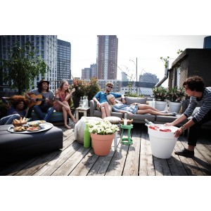 Szene mit Elho Blumentopf Loft Urban in Rosa, Ø 30 cm, auf einer Dachterrasse mit entspannten Menschen.
