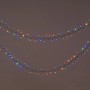 Mehrfarbige Außen-Lichterkette mit 400 LEDs. Rote, grüne, blaue und gelbe Lichter am dunklen Kabel für Garten, Terrasse.