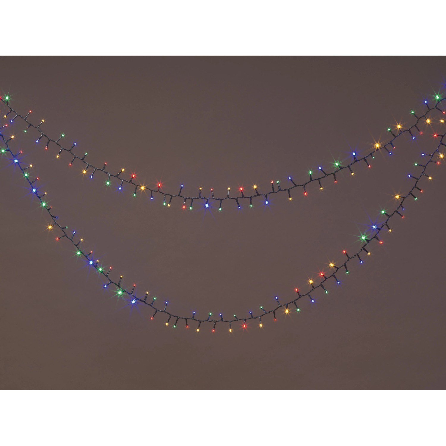 Mehrfarbige Außen-Lichterkette mit 400 LEDs. Rote, grüne, blaue und gelbe Lichter am dunklen Kabel für Garten, Terrasse.