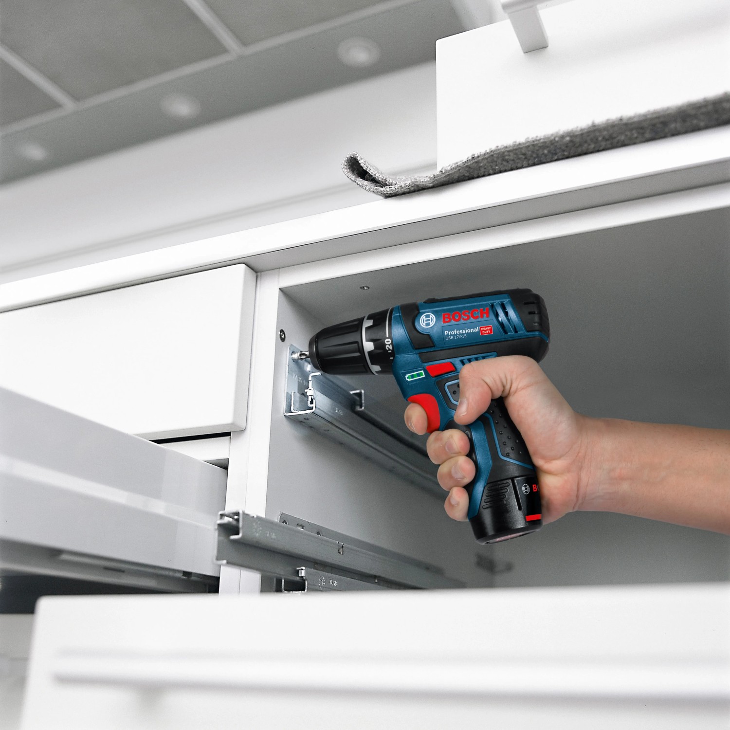 Bosch Professional Akku-Bohrschrauber GSR 12V-15 im Einsatz beim Schrauben in Möbel.