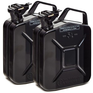 Zwei schwarze 5L BW Metall Kraftstoffkanister für Benzin/Diesel, ideal als Reservekanister.