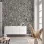 Wohnraum mit brauner Marburg Vliestapete Botanica Floral mit Blättern.