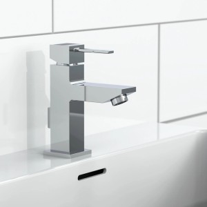 Eisl Waschtischarmatur Calvino Chrom auf weißem Waschbecken vor weißen Fliesen.