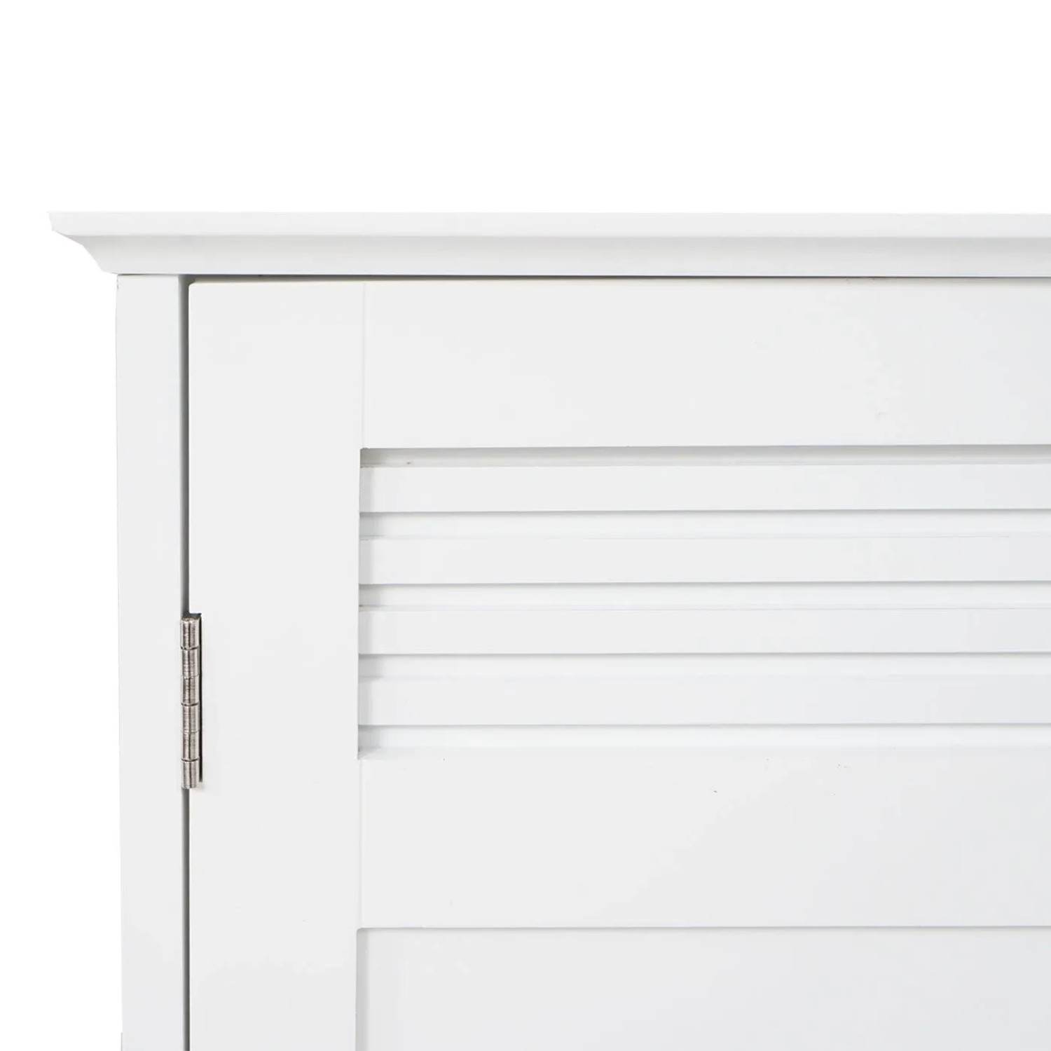Weißer MCW Waschbeckenunterschrank: Detail der Tür mit Lamellen und sichtbarem Scharnier. Badmöbel aus MDF.