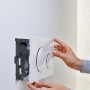 Weiße Geberit WC-Drückerplatte mit Chromtasten wird in Wand montiert. Für Sigma UP-Spülkasten, DuoFresh Stick.