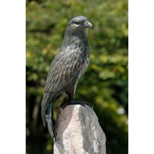 Bronze-Skulptur Roter Milan von Rottenecker, detailreiche Gartendeko auf einem Stein.