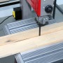 Einhell Bandsäge TC-SB 305 U beim Sägen von Holz. Die Bandsäge ist rot und silber.