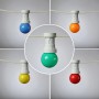 Fünf bunte LED Kugellampen (rot, gelb, grün, blau, orange) an weißem Kabel. Partylichterkette für Außen.