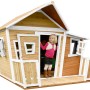 Axi Lisa Spielhaus aus Holz in Braun und Weiß mit Veranda und Kind im Eingang.