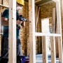 Handwerker bohrt mit Bosch Flachfräsbohrer Expert Self Cut Speed in Holzkonstruktion.