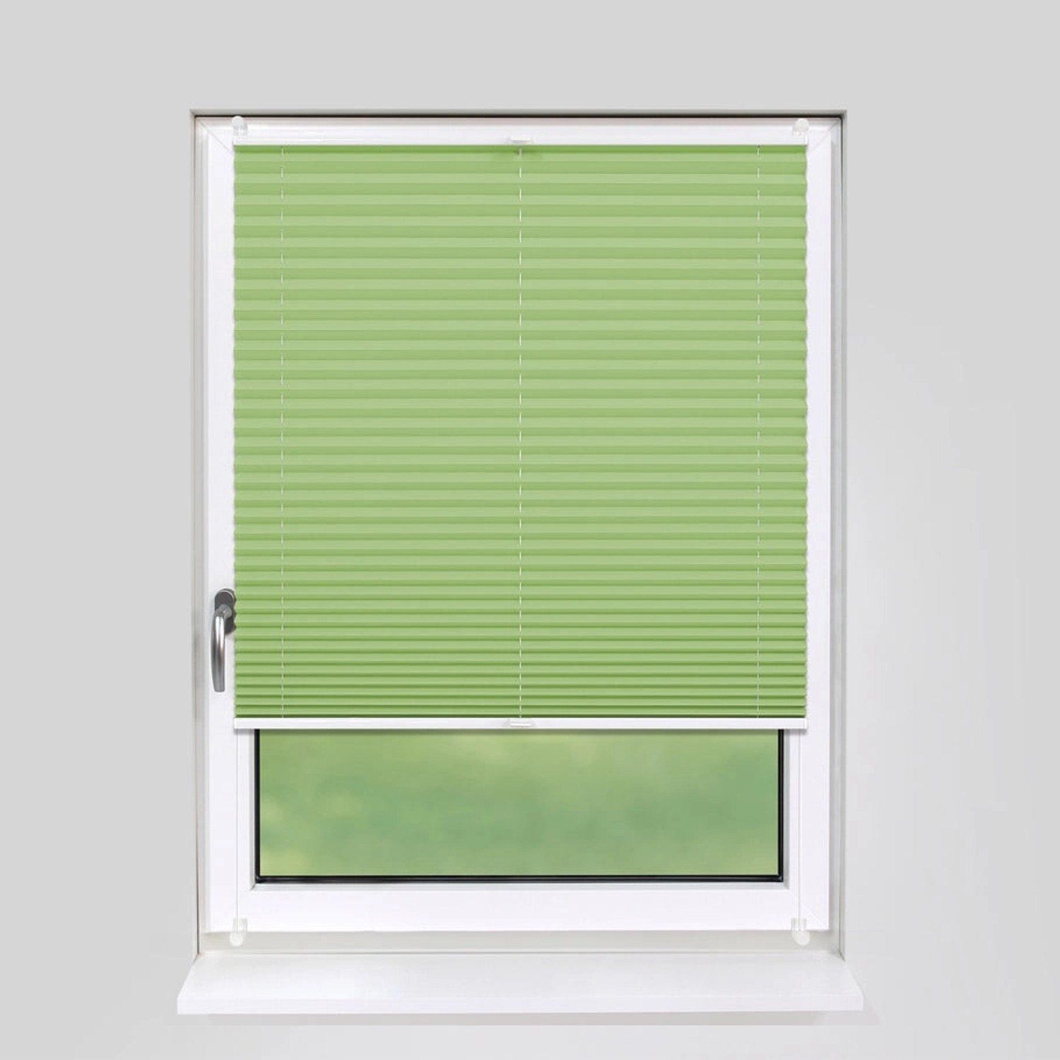 Grünes Deco-Raum Plissee Basic 55x150cm am Fenster, blickdicht und ohne Bohren montiert.