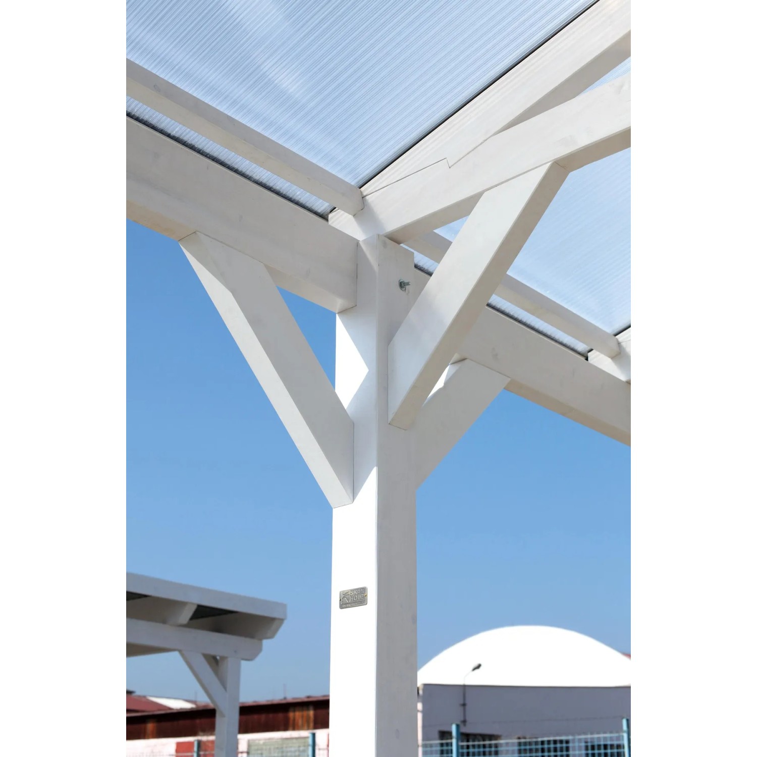 Detailansicht Skan Holz Carport Westerwald: Weiße Holzkonstruktion mit transparentem Dach.