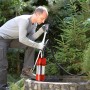 Einhell GE-PP 1100 N-A Tauchdruckpumpe im Einsatz in einem Gartenbrunnen.
