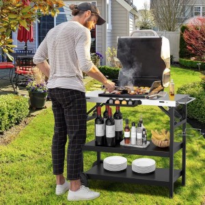 Schwarzer Costway Grillwagen mit Edelstahl-Arbeitsplatte und verstellbaren Ablagen. Mann grillt im Garten, mit Getränken und Geschirr.