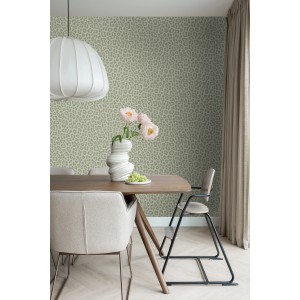 Esszimmer mit graugrüner ESTAhome Vliestapete mit Leopardenmuster.