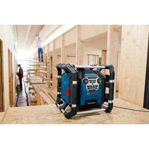 Bosch Professional Radio GPB 18V-5 C mit robustem Überrollkäfig auf einer Baustelle.