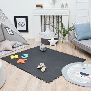 Schwarze LittleTom Puzzlematte, 18-teilig, 30x30 cm, als Spielteppich im Kinderzimmer.