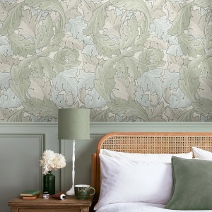 Mehrfarbige William Morris Vliestapete Acanthus mit Blätter-Muster im Schlafzimmer.