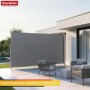 Hellgraue ausziehbare Floordirekt Seitenmarkise auf Terrasse. Bietet Sicht- und Sonnenschutz für Garten & Balkon.