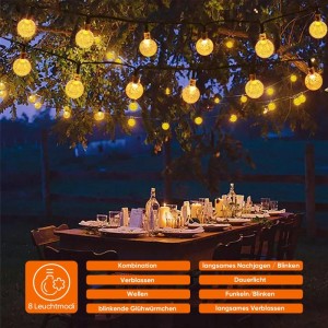 Salcar Solar LED Lichterkette, warmweiß, mit 60 Blasen-LEDs über Esstisch im Garten. Stimmungsvolle Außenbeleuchtung.