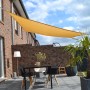 Rechteckiges, weizenfarbenes Floracord Sonnensegel (250x300 cm) über einer Terrasse.