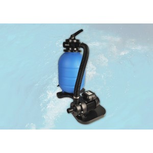 Sandfilteranlage für Weka Holzpool: Blaue Filteranlage mit Pumpe und schwarzem Schlauch.