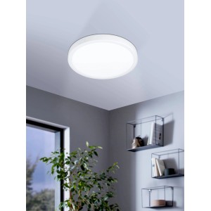 Weiße Eglo LED Deckenleuchte Fueva 5, 20,5 W, im modernen Badezimmer. Runde Form, warmweißes Licht.