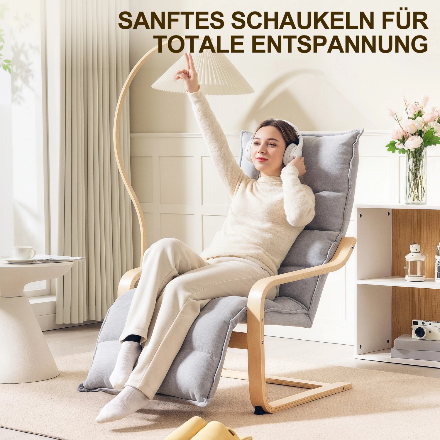 Hellgrauer HOMCOM Relaxsessel/Loungesessel mit Armlehne und verstellbarer Fußstütze.