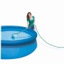 Frau reinigt Pool mit Intex Reinigungs-Set Venturi (Poolsauger, Kescher, Teleskopstange)