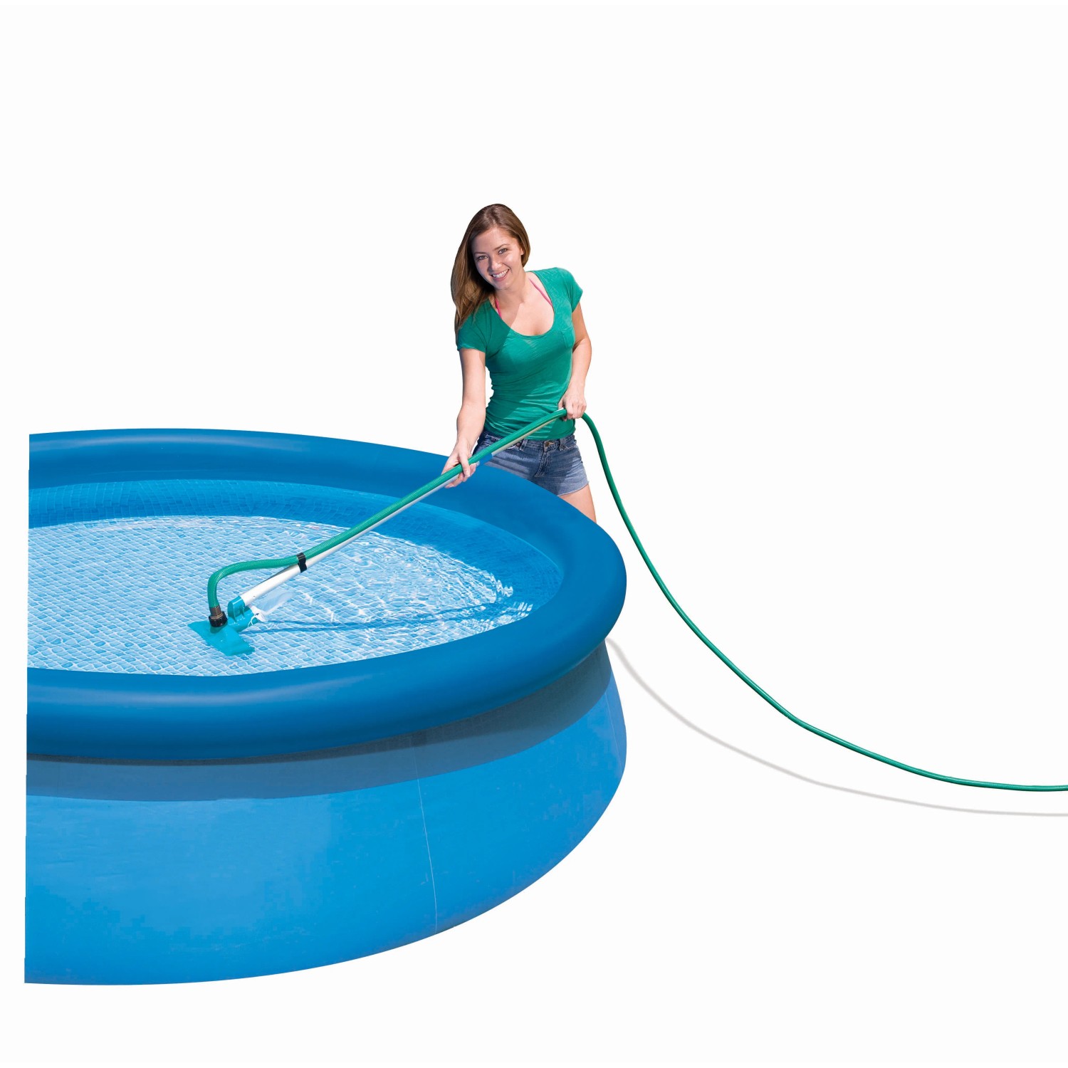 Frau reinigt Pool mit Intex Reinigungs-Set Venturi (Poolsauger, Kescher, Teleskopstange)