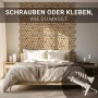 Hexagonale Akustikpaneele in Holzoptik an Schlafzimmerwand, Montage mit Schrauben oder Kleben. Schallschutz.