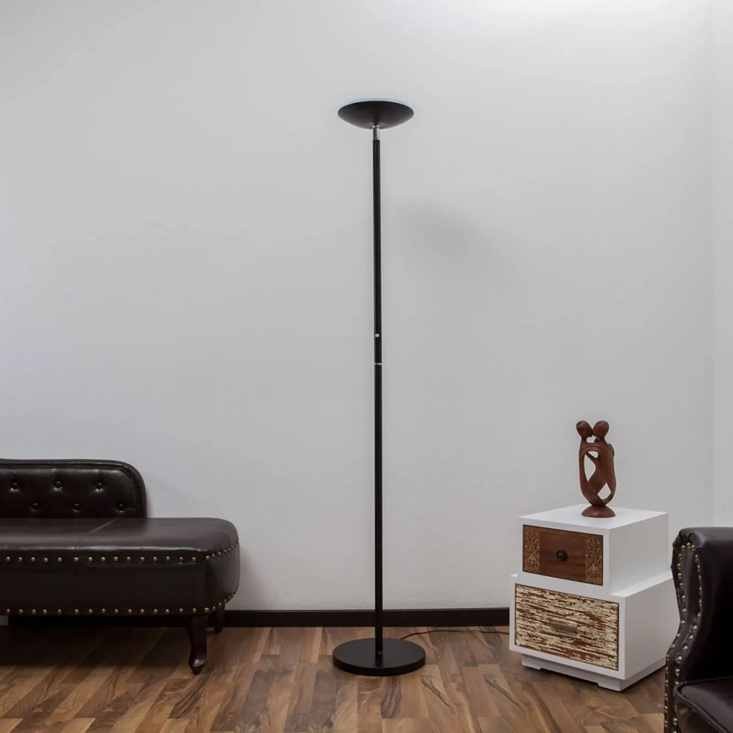 Schwarze, dimmbare Lindby LED Stehlampe Malea aus Metall, 180cm hoch, für Wohnzimmer.