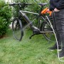 Yard Force Akku-Mitteldruckreiniger LW C02B beim Reinigen eines Fahrrads im Garten.