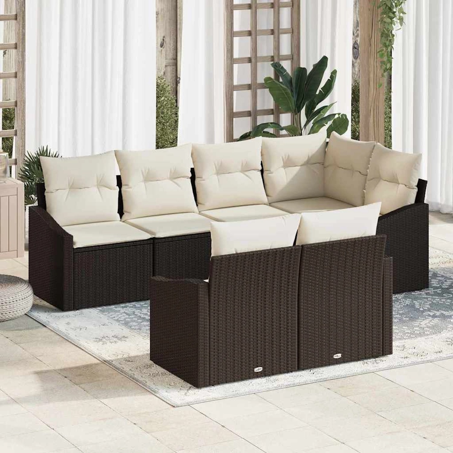 Braunes 7-teiliges vidaXL Garten-Sofa-Set aus Poly Rattan mit beigen Kissen.