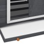 Detailansicht Hühnerstall: Fenster, Schiebetür und Schublade des grauen Holz Hühnerstalls.