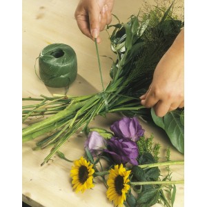 Anwendung von grünem Kunstbast (400 m) zum Binden eines Blumenstraußes.