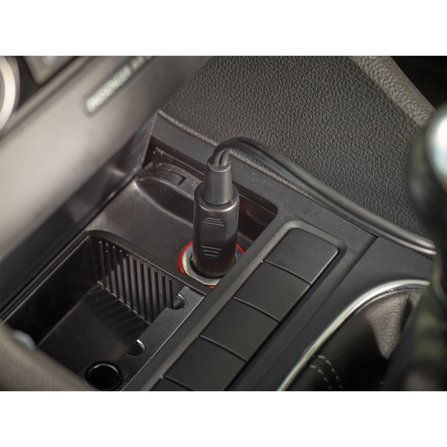 Black+Decker Autosauger ADV1200 im Zigarettenanzünder, Detailaufnahme.