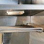 Detailaufnahme: Edelstahl-Grillrost und Innenbeleuchtung der Buschbeck Outdoorküche Brighton.