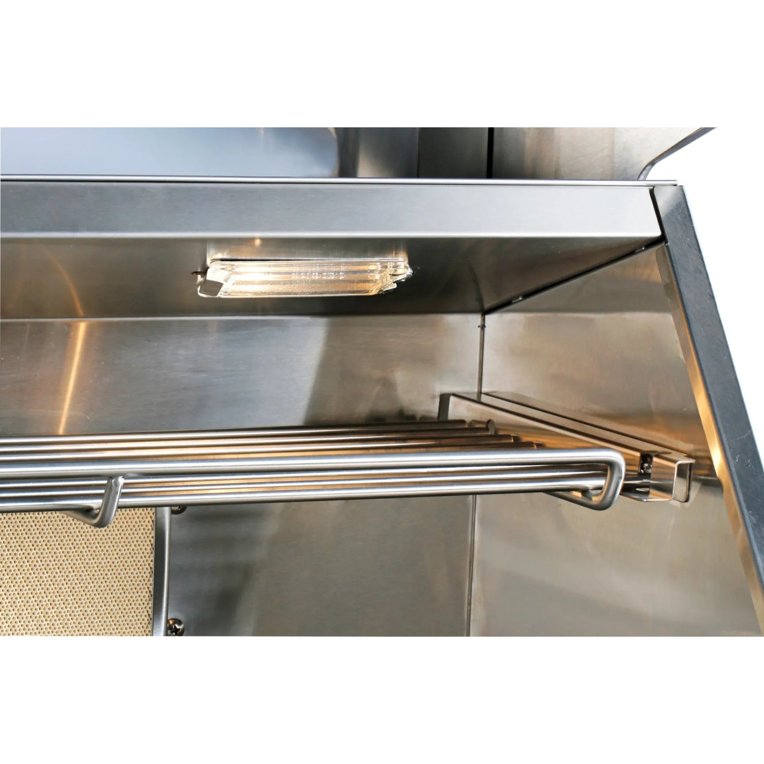 Detailaufnahme: Edelstahl-Grillrost und Innenbeleuchtung der Buschbeck Outdoorküche Brighton.