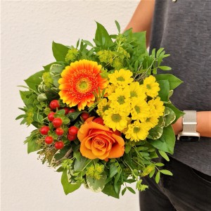 Blumenstrauß 'Ganz unverblümt kleiner Mix' mit Rose, Germini und Johanniskraut in Orange-Gelb-Tönen.