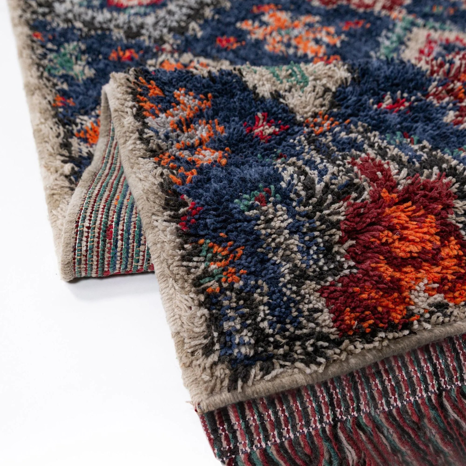 Dunkelblauer Flair Rugs Jakob Shaggy Hochflorteppich mit dichtem, buntem Flor und Quasten.