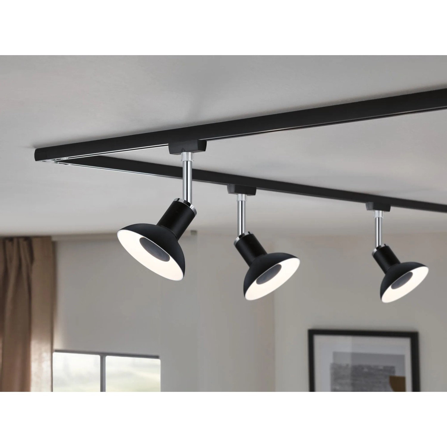 Paulmann URail Schienensystem mit drei schwarzen Spots Pure II, matt-chromfarben.