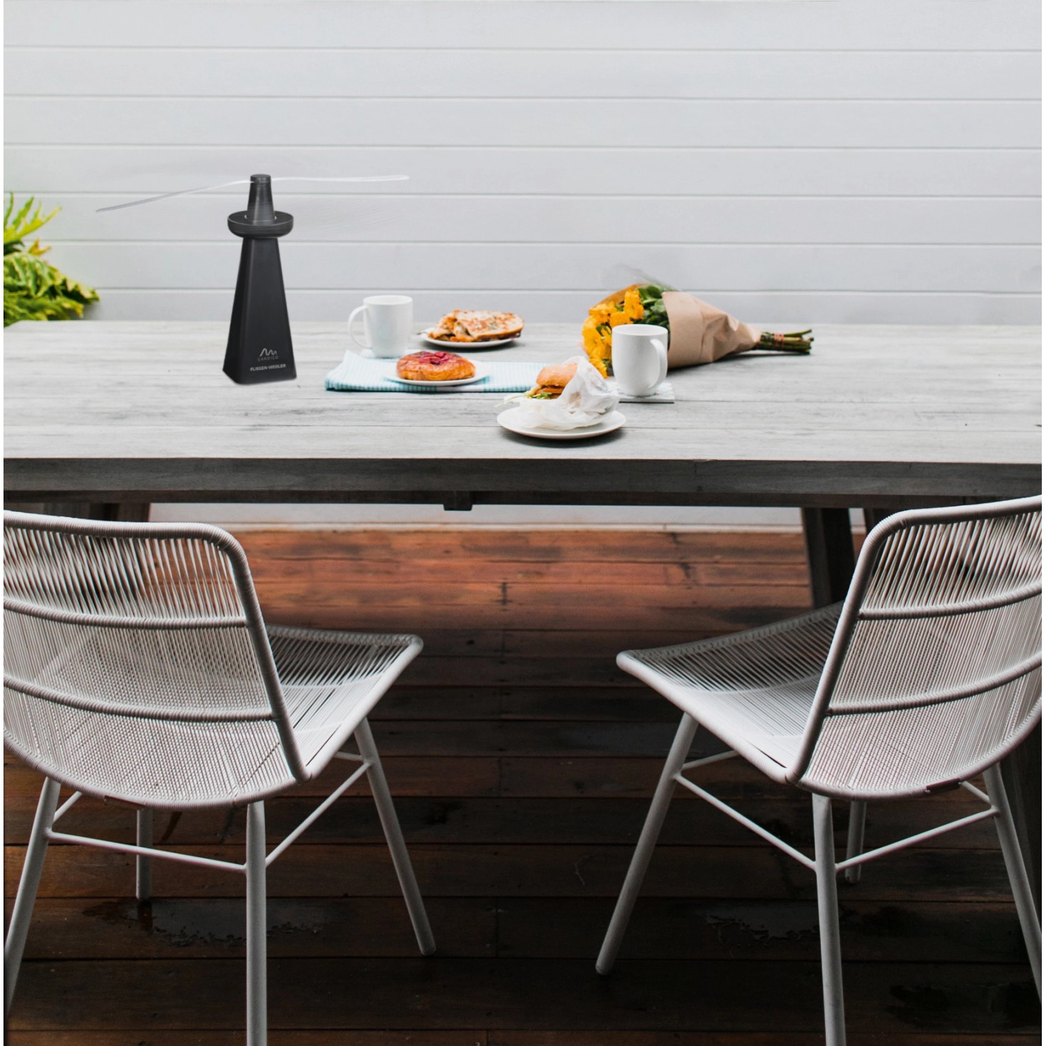 Gardigo Fliegenwedler mit Wespenverdufter auf Tisch mit Speisen und Getränken. Insektenschutzzubehör.